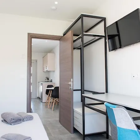 מלון דירות Anemona 4*